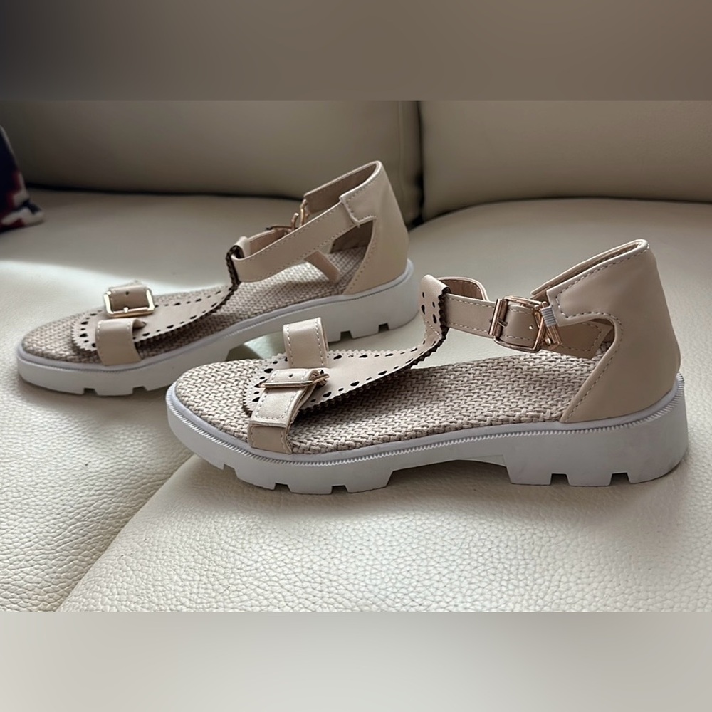 Cute summer shoes size 37 fit like 7-7.5 sandals